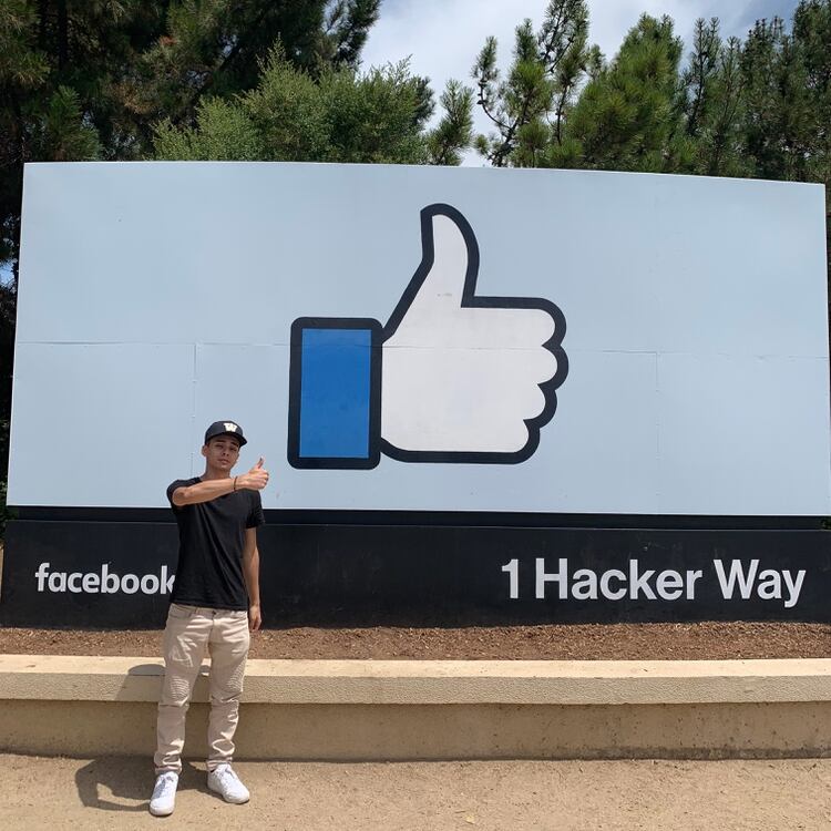 Leyes en el headquarter de Facebook en Silicon Valley