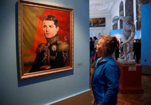 “Like The Gods” también contó con la imagen de Cristiano Ronaldo (AP Photo/Dmitri Lovetsky, File)