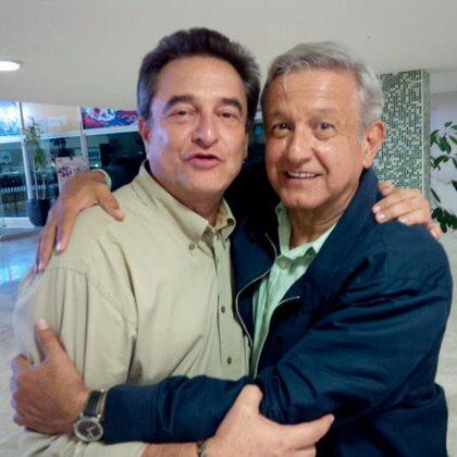 Pío y Andrés Manuel López Obrador (Foto: @piochiapas)
