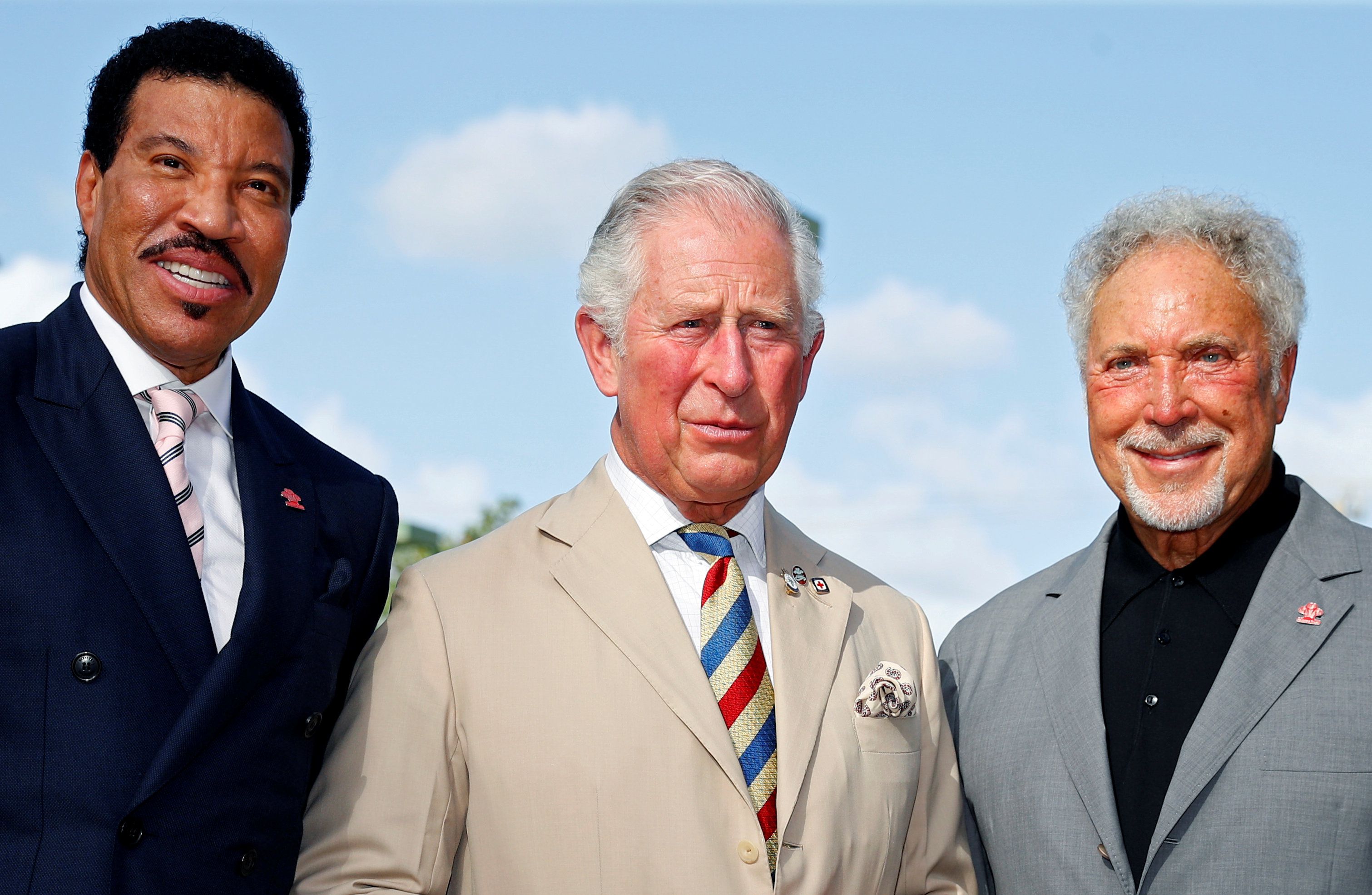 El caballero Tom Jones y Lionel Richie junto al entonces Príncipe Carlos, en una visita oficial a Barbados en 2019 (REUTERS/Phil Noble)