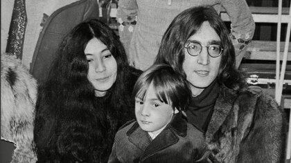 Yoko Ono y John Lennon con Julian (Shutterstock)