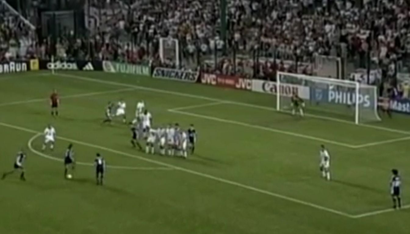El tiro libre de Argentina frente a Inglaterra en 1998 que termina en gol de Javier Zanetti y logra el empate que derivará en los "infartantes" penales
