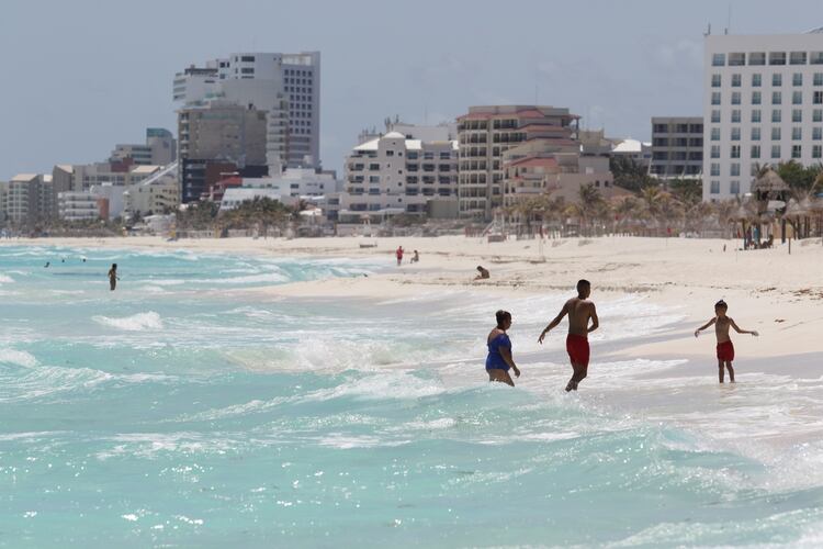 Cancún es la ciudad más afectada: de los 146 casos en el estado, 100 se encuentran en la región turística (Foto: Reuters/Jorge Delgado)