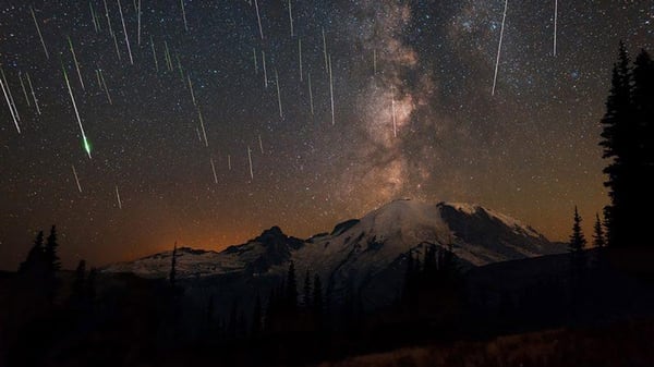 En una lluvia de meteoritos, las pequeñas piezas del cometa crean señales de luz en el cielo nocturno mientras se queman en la atmósfera de la Tierra