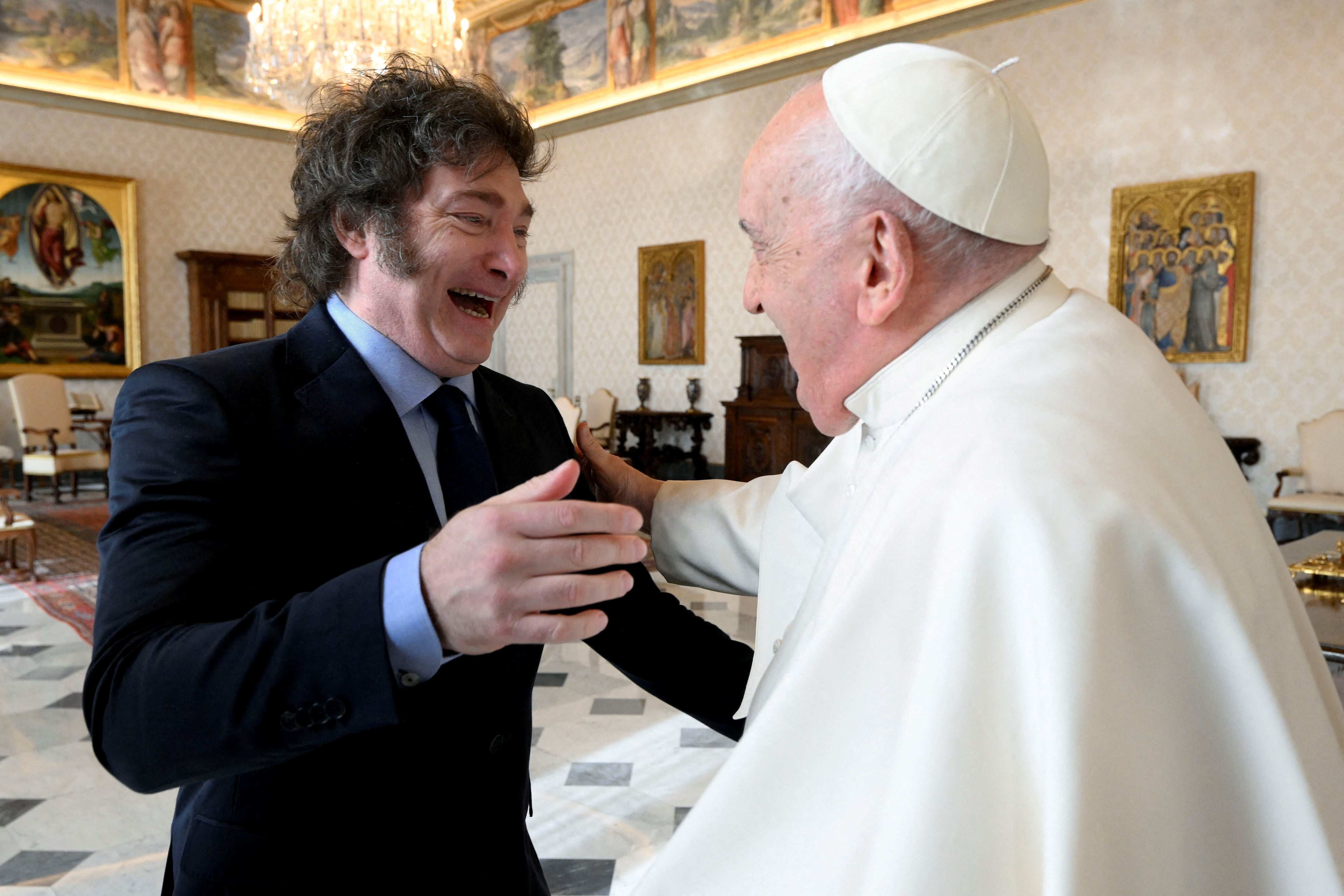 Javier Milei saluda al papa Francisco durante el encuentro realizado esta mañana (Foto: Vatican News)