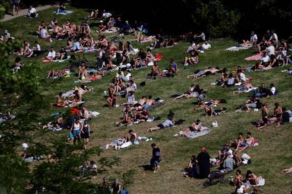 La nueva evidencia llega cuando Francia comienza a levantar sus restricciones de cierre y lentamente comienza a reabrir sus escuelas (REUTERS/Christian Hartmann)