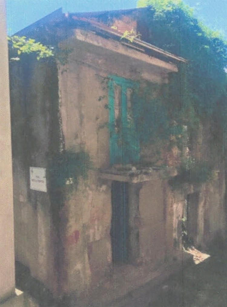 La casa es de dos pisos y tiene un pequeño balcón de estilo colonial