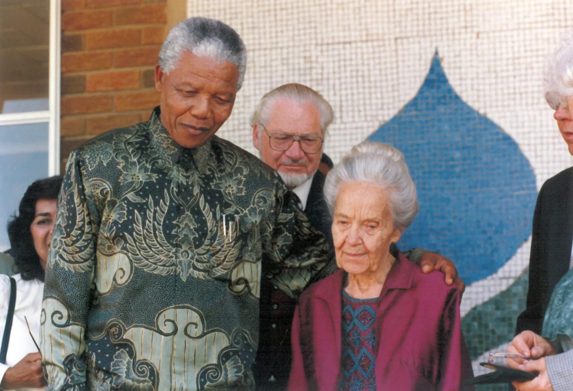 Nelson Mandela junto a Betsie Verwoerd, viuda Hendrik Verwoerd, arquitecto del apartheid, que había muerto en 1966 (Media24/Gallo Images/Getty Images)
