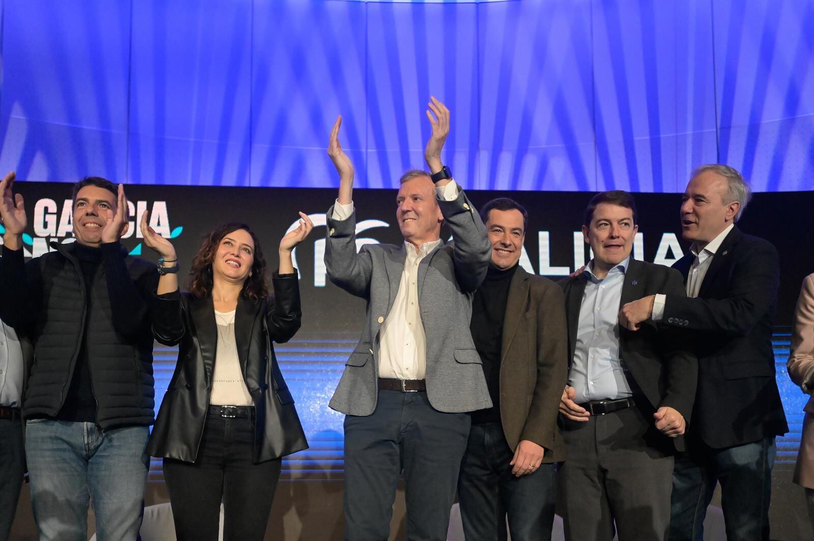 01/01/1980 (I-D) El presidente de la Comunidad Valenciana, Carlos Mazón, la presidenta de la Comunidad de Madrid, Isabel Díaz Ayuso, el presidente de la Xunta, presidente del PPdeG y candidato a la reelección, Alfonso Rueda, el presidente de la Junta de Andalucía, Juanma Moreno, el presidente de la Junta de Castilla y León, Alfonso Fernández Mañueco, y el presidente del Gobierno de Aragón, Jorge Azcón, durante un acto del Partido Popular, en Palexco, a 14 de enero de 2024, en A Coruña, Galicia (España). Durante el encuentro, han participado once presidentes autonómicos del partido para apoyar a Alfonso Rueda a la Presidencia de la Xunta por el PPdeG, cargo que se decidirá en las elecciones gallegas el próximo 18 de febrero.
POLITICA 
M. Dylan - Europa Press
