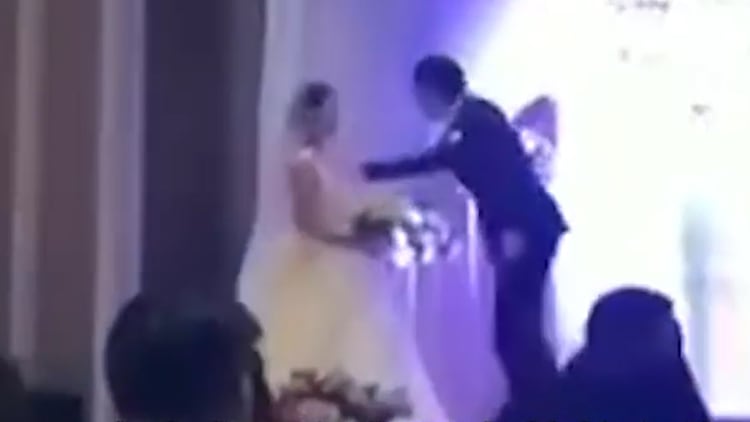 Apenas comenzaron a proyectarse las imágenes, la novia le tiró el ramo y él empezó a gritarle