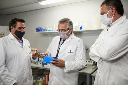 El Presidente en el laboratorio junto a los investigadores del proyecto del suero hiperinmune