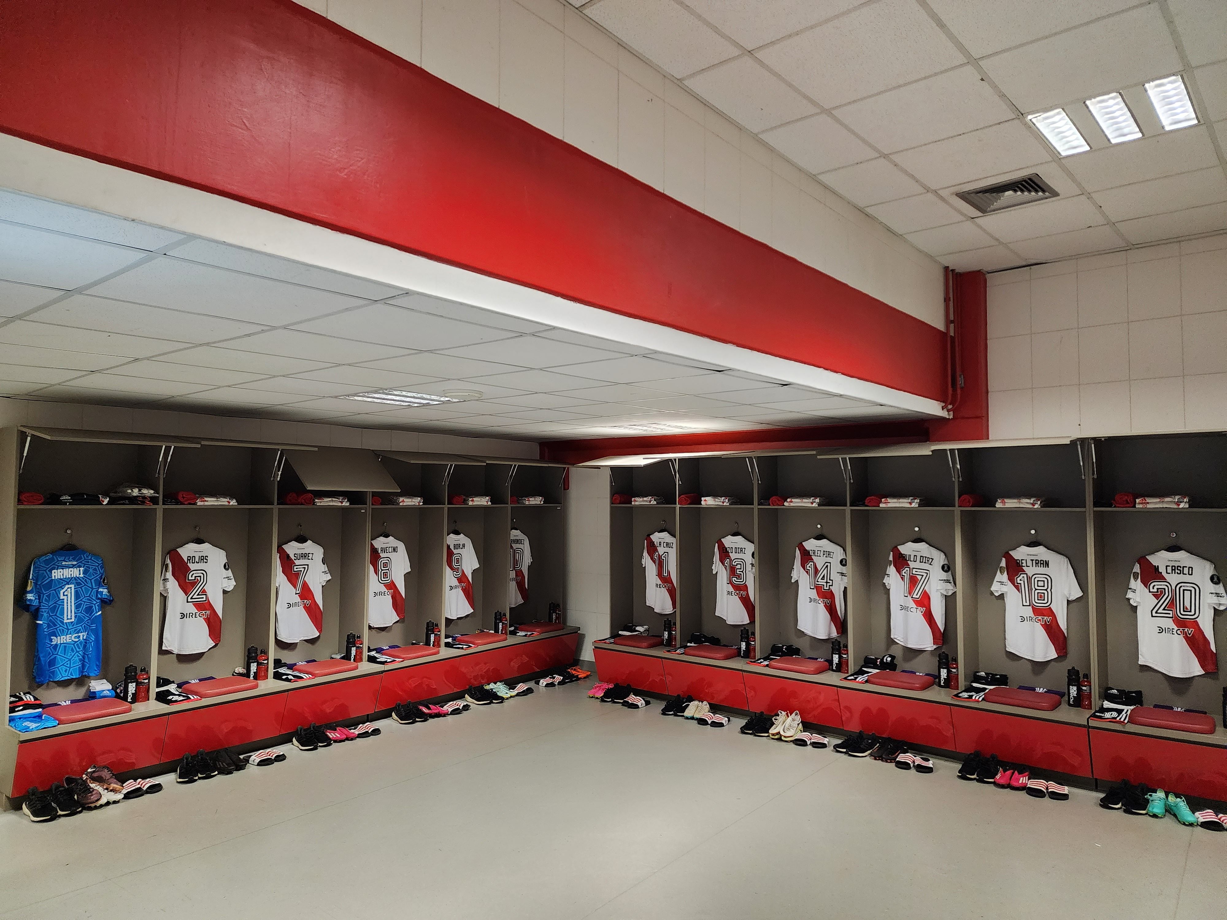 El vestuario de River listo en el estadio Beira Rio, en Porto Alegre (@RiverPlate)