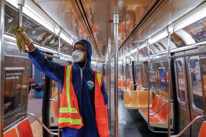 Trabajadores desinfectan el metro de Nueva York REUTERS/Andrew Kelly