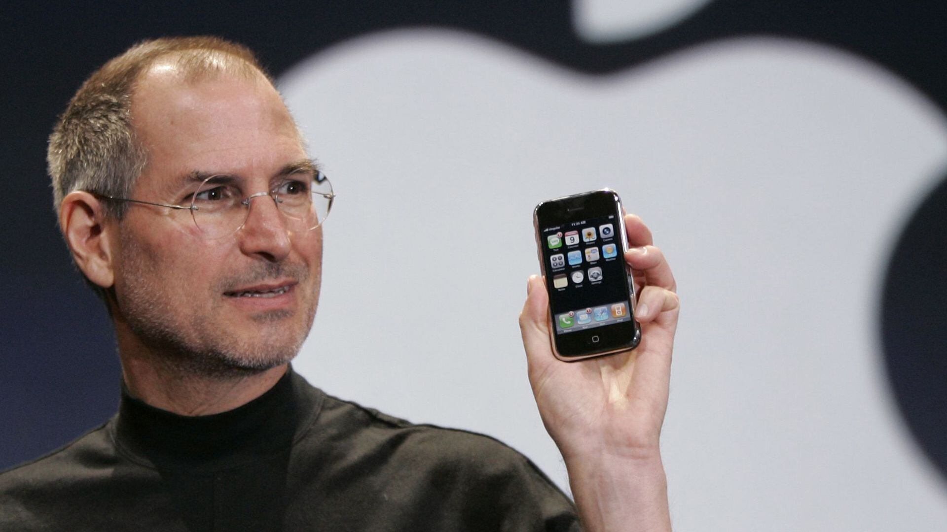 Enero de 2007. Steve Jobs durante la presentación, hoy legendaria, en el MacWorld de San Francisco, del iPhone.
