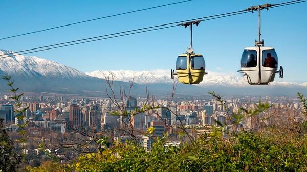 El teleférico es uno de los imperdibles a la hora de hacer una escapada a Santiago. (Getty Images)