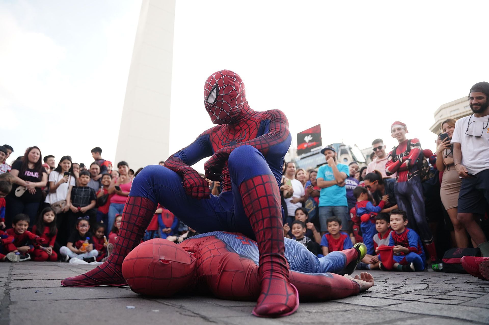 La multitudinaria convocatoria de “Spidermans” en el Obelisco consiguió  batir un récord Guinness - Infobae