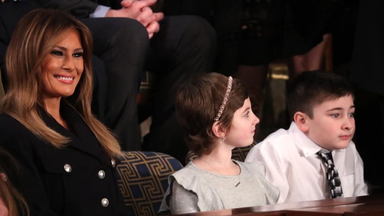 Junto a la primera dama, Melania Trump, se sentaron los invitados del presidente (REUTERS/Jonathan Ernst)