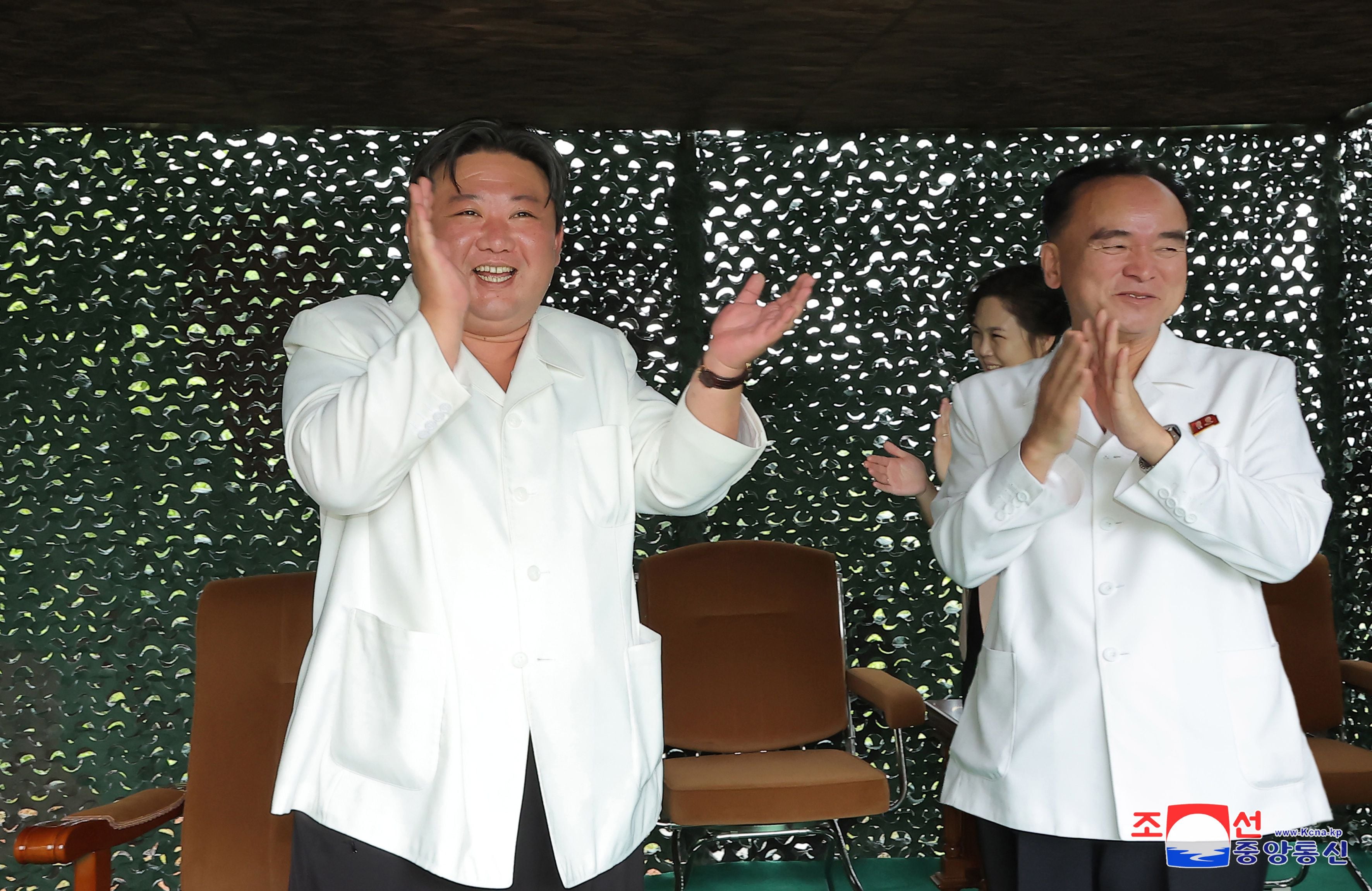 El líder norcoreano Kim Jong-un (izq) y Jo Yong-won, secretario de asuntos organizativos del comité central del Partido de los Trabajadores, asisten al lanzamiento de un misil balístico intercontinental (ICBM) de combustible sólido Hwasong-18, en un lugar no revelado en Corea del Norte, el 12 de julio de 2023. EFE/EPA/KCNA EDITORIAL USE ONLY


