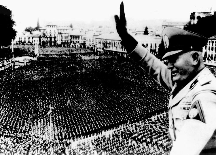 Mussolini y el saludo fascista ante la multitud, en Padua (Everett/Shutterstock) 