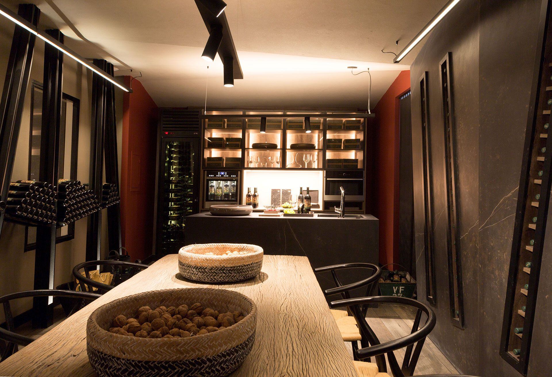 El concepto del espacio “Bar y Cava” fue crear la sensación de un espacio subterráneo. Otra de las ideas vectoras fue jugar con la idea de que la vid y sus raíces ingresen en el interior del lugar