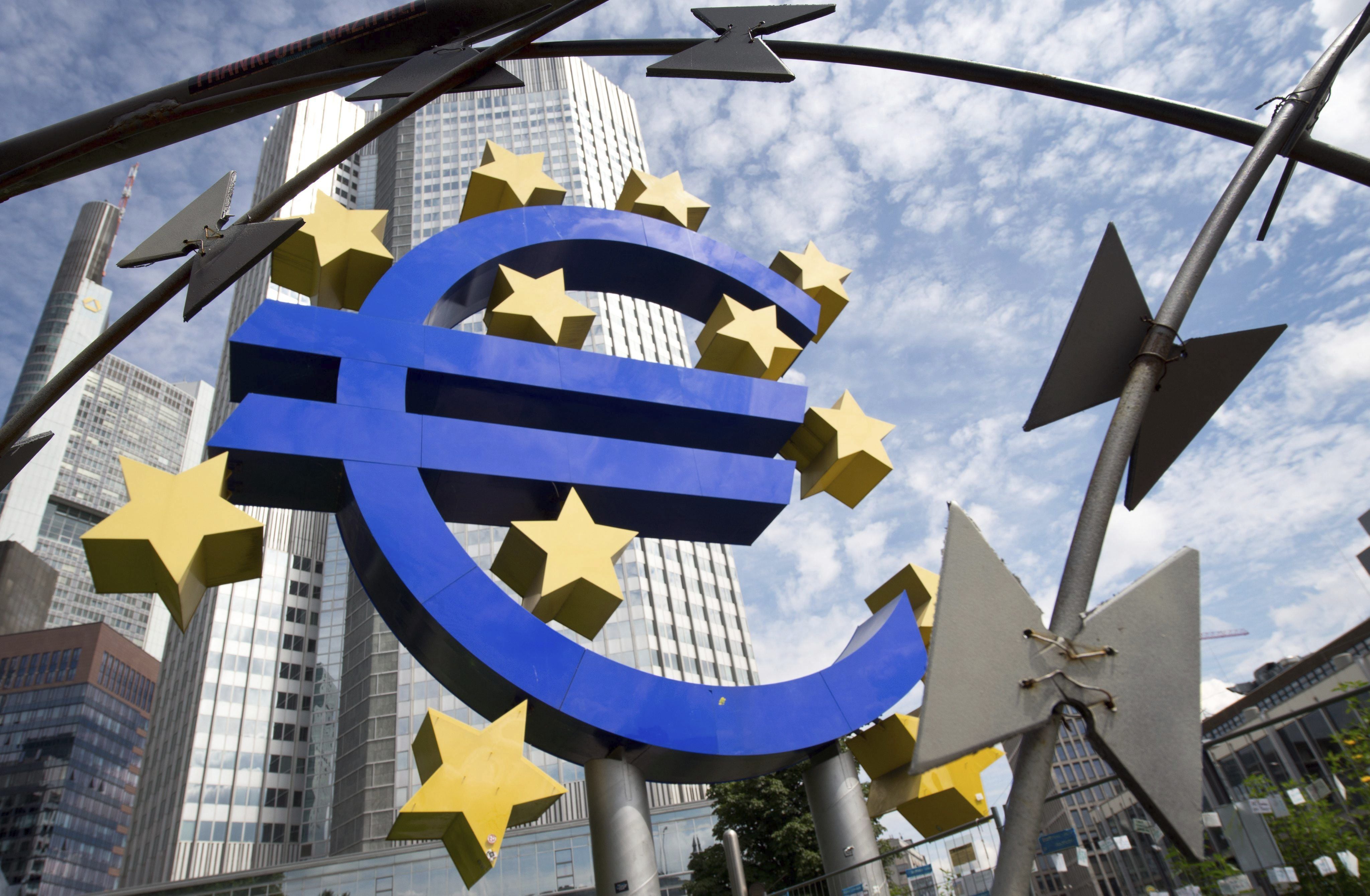Imagen de archivo de la escultura con el logotipo del euro que decora los alrededores de la sede del Banco Central Europeo (BCE) en Fráncfort (Alemania). EFE/Boris Roessler
