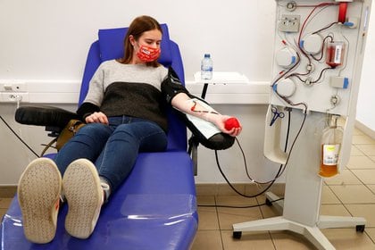 Una persona dona plasma en un hospital de París, en Francia - REUTERS/Francois Lenoir
