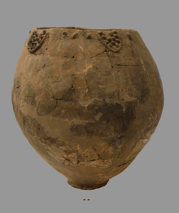 La vasija de cerámica, de un metro de ancho y uno de alto (AP)