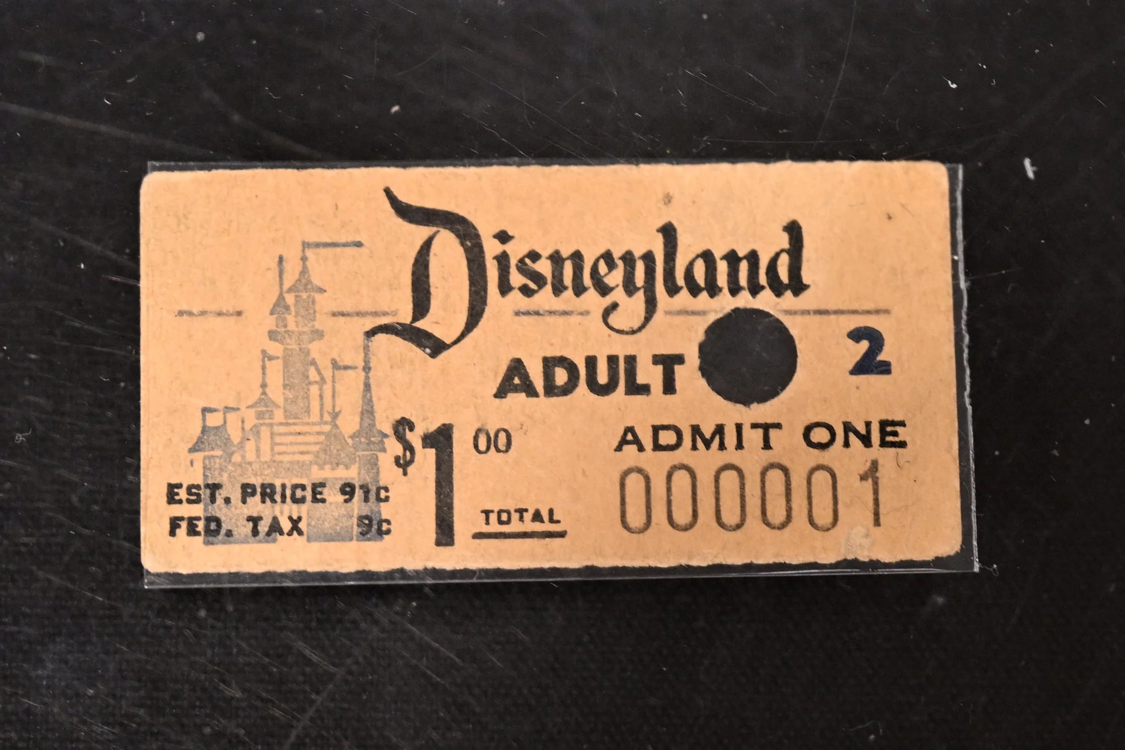 El primer boleto vendido en Disneyland, en 1955 por USD $ 1 (Robyn Beck / AFP)
