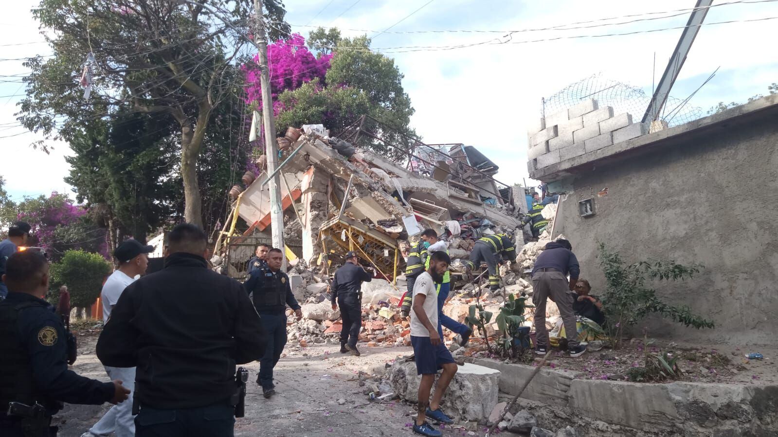 Autoridades capitalinas continúan trabajando en los escombros de las casas afectadas.