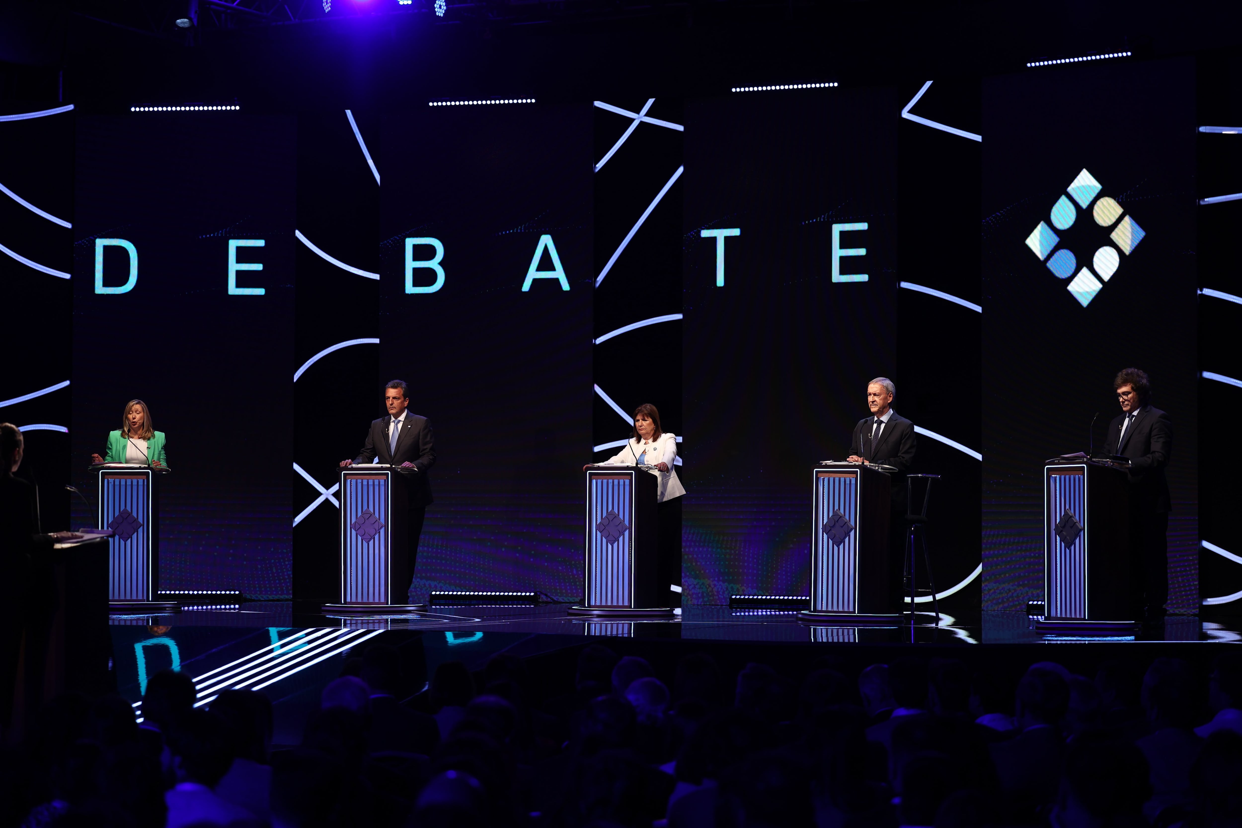 Los cinco candidatos en el primer debate presidencial  en Santiago del Estero (EFE/Tomás Cuesta/Pool)
