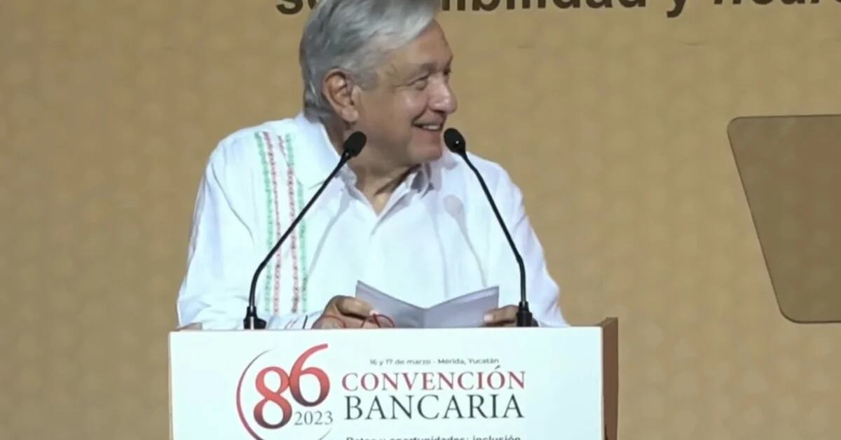 AMLO highlighted the strength of the peso and mistakenly “discovered” Mauricio Vila at the Banking Convention