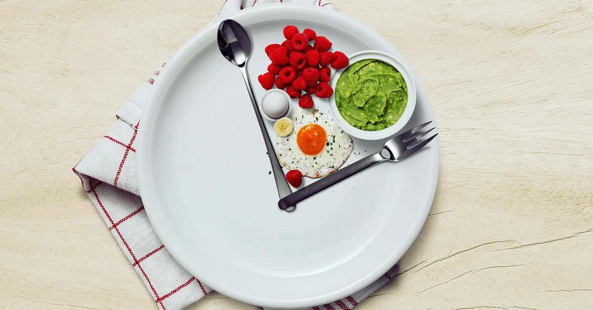 What are the benefits and risks of intermittent fasting, according to experts?