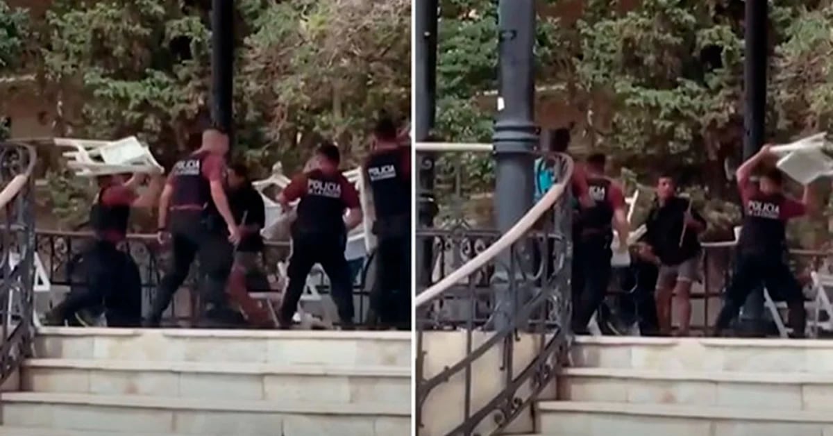 Video: City police officers arrested a man who attacked them with a spear with chairs