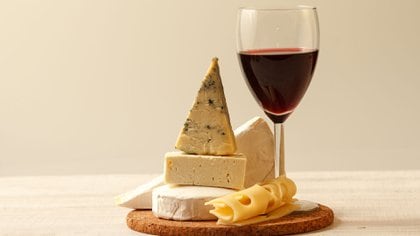 El queso fue el alimento que demostró la mayor propiedad protectora contra el deterioro cognitivo vinculado con la edad, incluso en adultos mayores (Shutterstock)