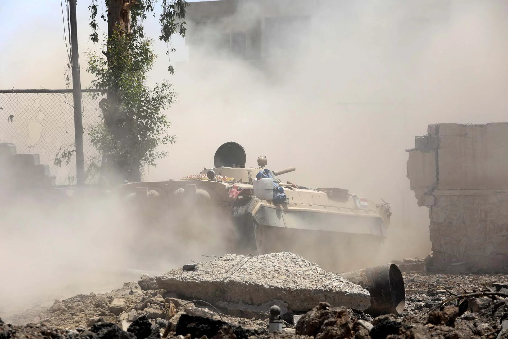 Un tanque iraquí avanza en las calles de Mosul contra los terroristas del Estado Islámico (Reuters)