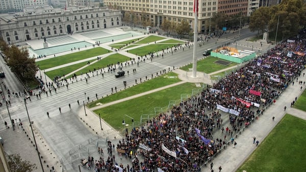 La manifestación en Santiago de Chile recorrió puntos estratégicos de la ciudad (AFP)