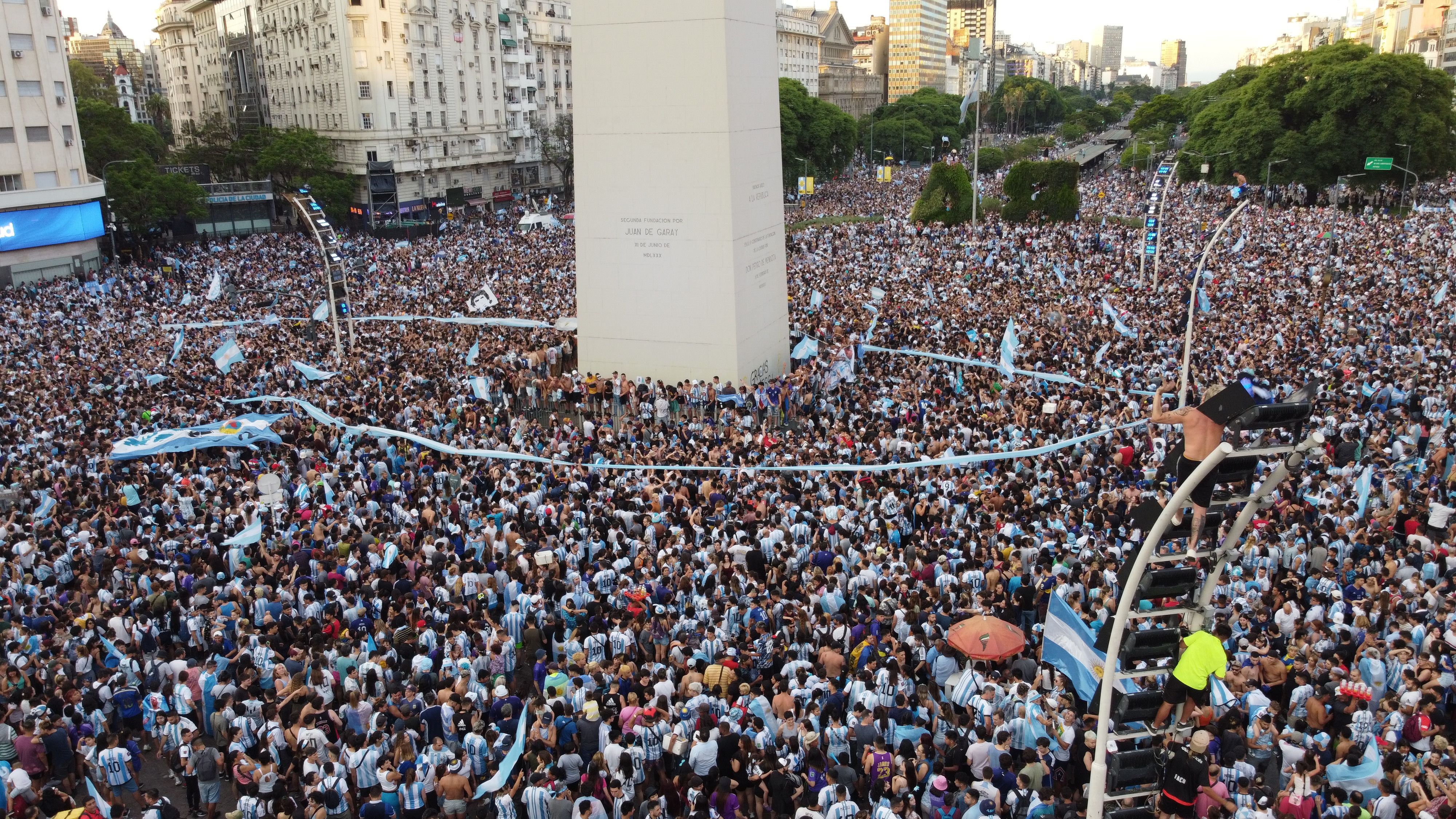 Miles de personas se concentraron en el Obelisco poco después de que la selección argentina consiguiera acceder a la gran final del certamen