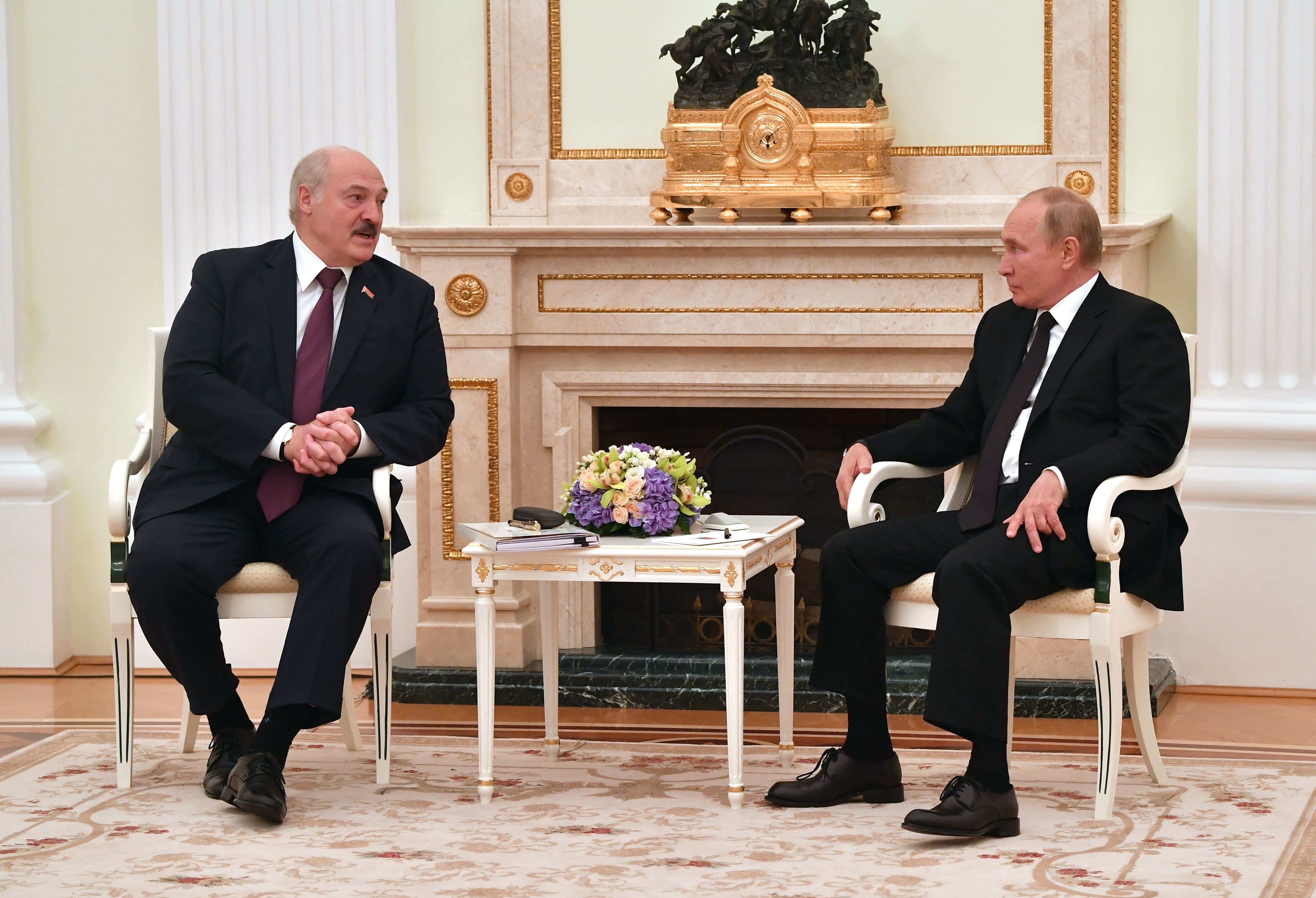 Imagen de archivo del presidente ruso, Vladimir Putin (d) y el presidente de Bielorrusia, Alexandr Lukashenko, (i) durante un encientro en Moscú. EFE/EPA/MIKHAIL VOSKRESENSKIY / KREMLIN POOL / SPUTNIK