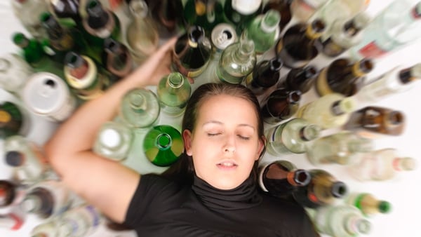 Los hábitos cotidianos también pueden influir en el aumento de la ingesta alcohólica (iStock)