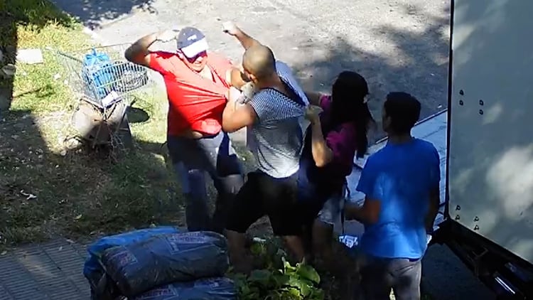 Los hombres se pelearon mientras la hermana del dueño intentaba separarlos y el acompañante del chofer miraba sin involucrarse