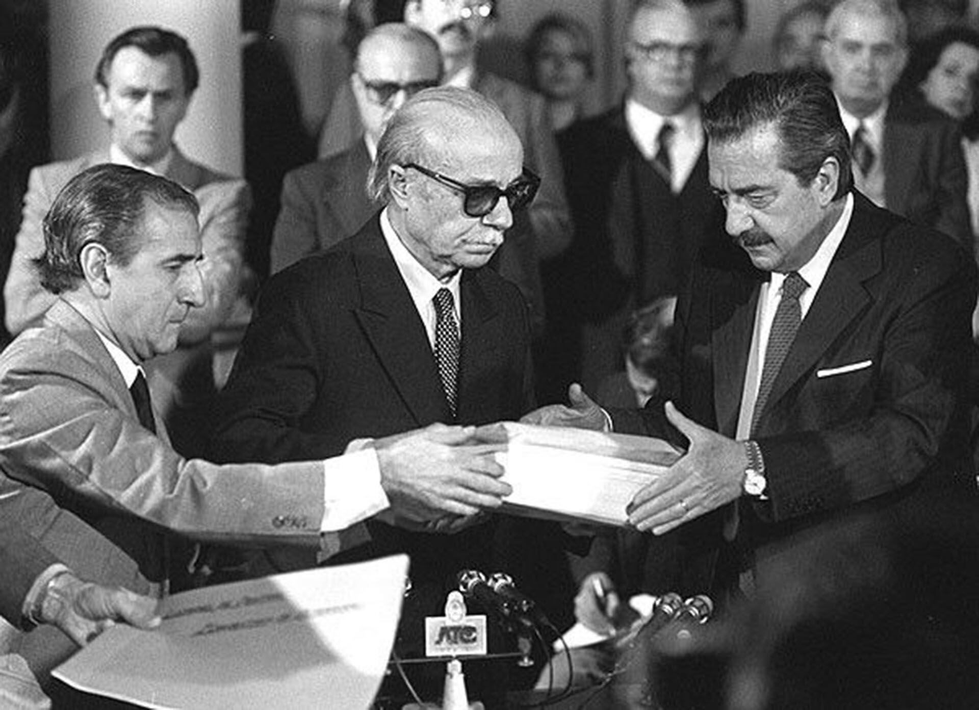 El 20 de septiembre de 1984, Ernesto Sabato, en carácter de presidente de la comisión, entregó el informe final al presidente Alfonsín y al Ministro del Interior Antonio Troccoli