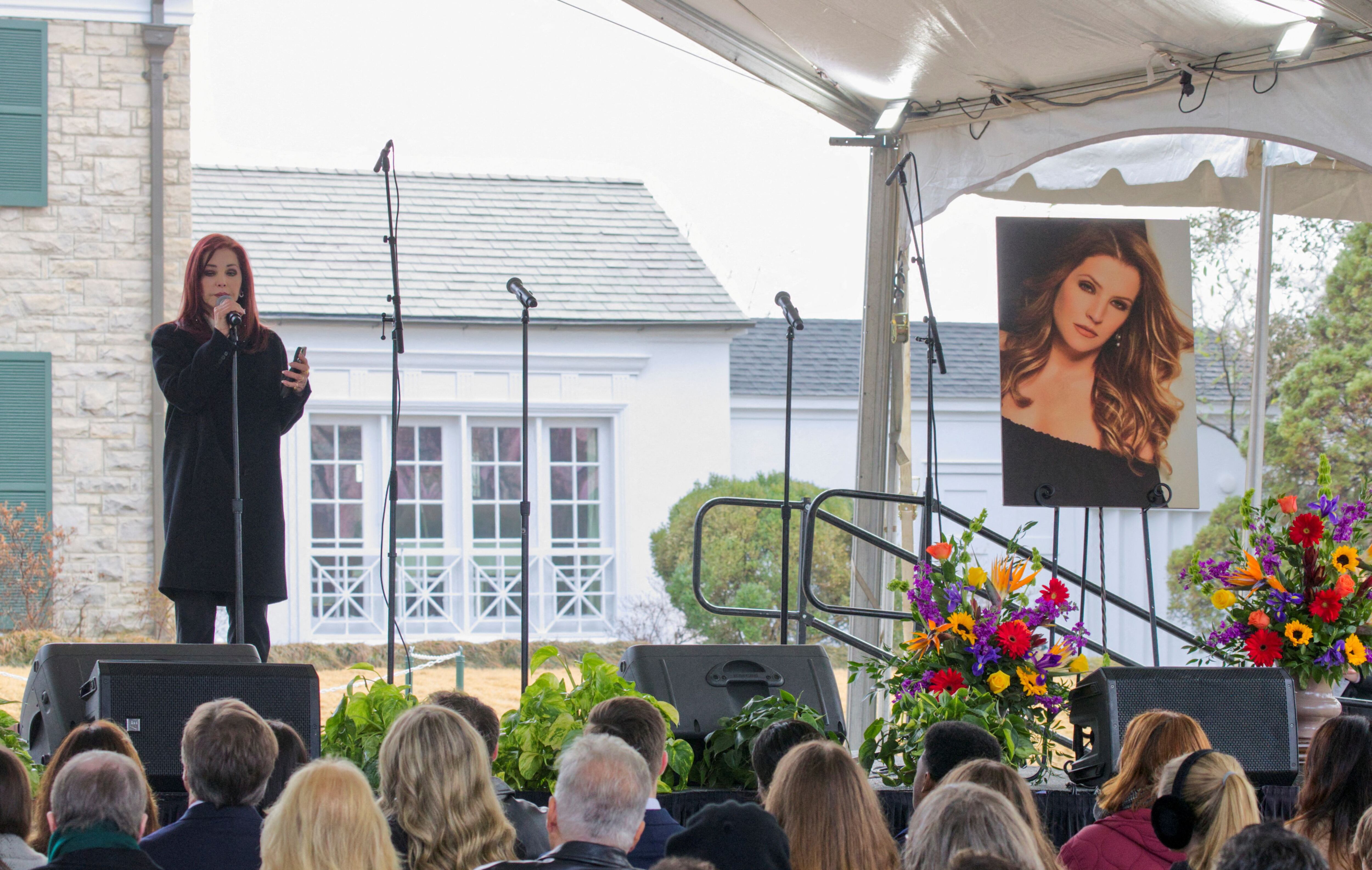 Priscilla Presley habla el 22 de enero durante el funeral de su hija Lisa Marie en Graceland, la mansión de Elvis REUTERS/Nikki Boertman