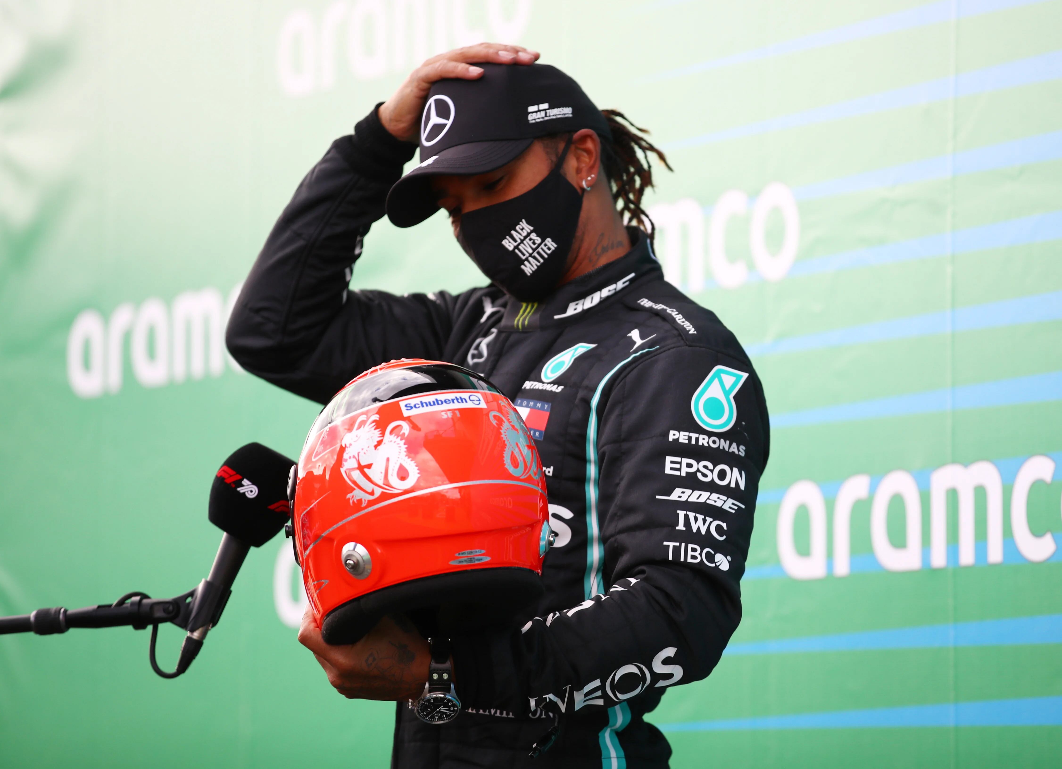 Hamilton y el casco de Michael Schumacher, que le regaló Mick, hijo de la leyenda alemana (REUTERS/Bryn Lennon)