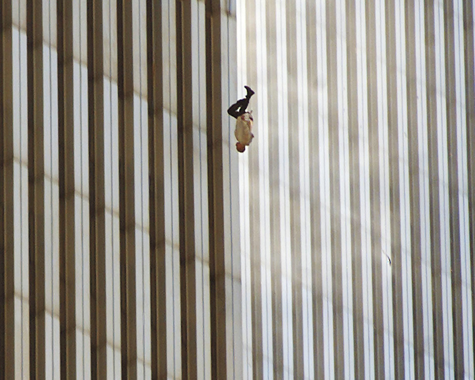 Conocida como "El hombre que cae", la fotografía fue tomada a las 9.41 de la mañana por el reportero gráfico Richard Drew, de la agencia AP y corresponde a la Torre Norte. Nunca se supo la identidad de esa persona