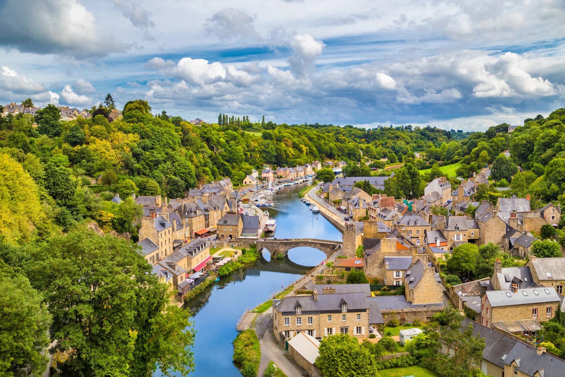Dinan es un pequeño pueblo ubicado en Francia, atravesado por el Río Rance. Caracterizado por sus crepes y admirado por el arte que se puede observar en las calles y negocios con artesanías(Istock)