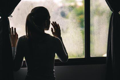 Investigadores sugieren que la soledad y el aislamiento social conducen a una peor salud (Shutterstock)
