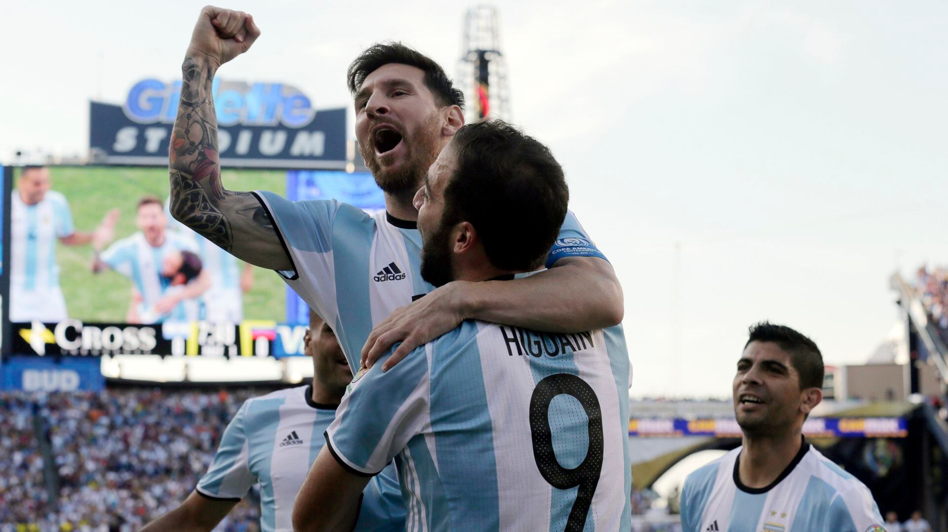 Gonzalo Higuaín celebra su gol a Venezuela tras un lujoso pase de Lionel Messi durante la Copa América 2016 (AP)
