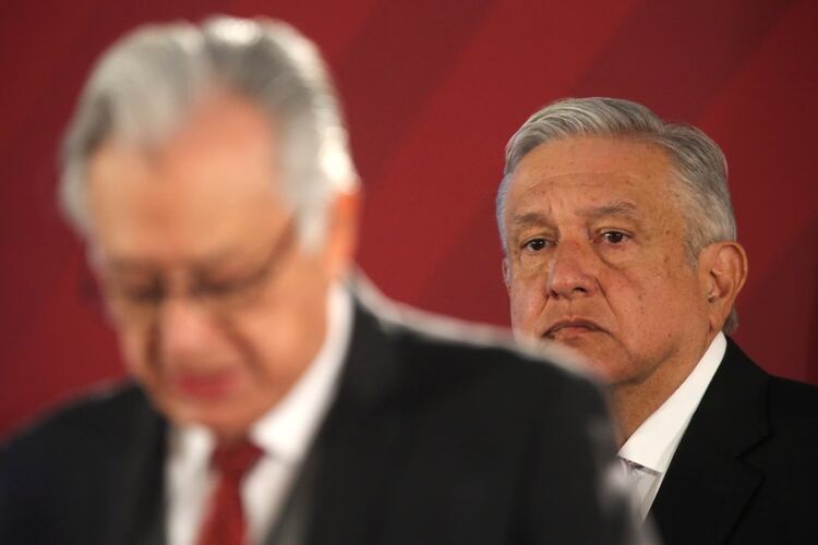 Manuel Bartlett delante de Andrés Manuel López Obrador. (Foto: REUTERS/Edgard Garrido)