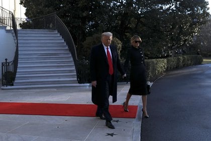 El presidente saliente de Estados Unidos, Donald Trump, y su esposa Melania Trump ya abandonaron la Casa Blanca. REUTERS/Leah Millis