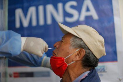 Una persona se realiza una prueba de coronavirus. EFE/ Luis Ángel Gonzales Taipe/Archivo 